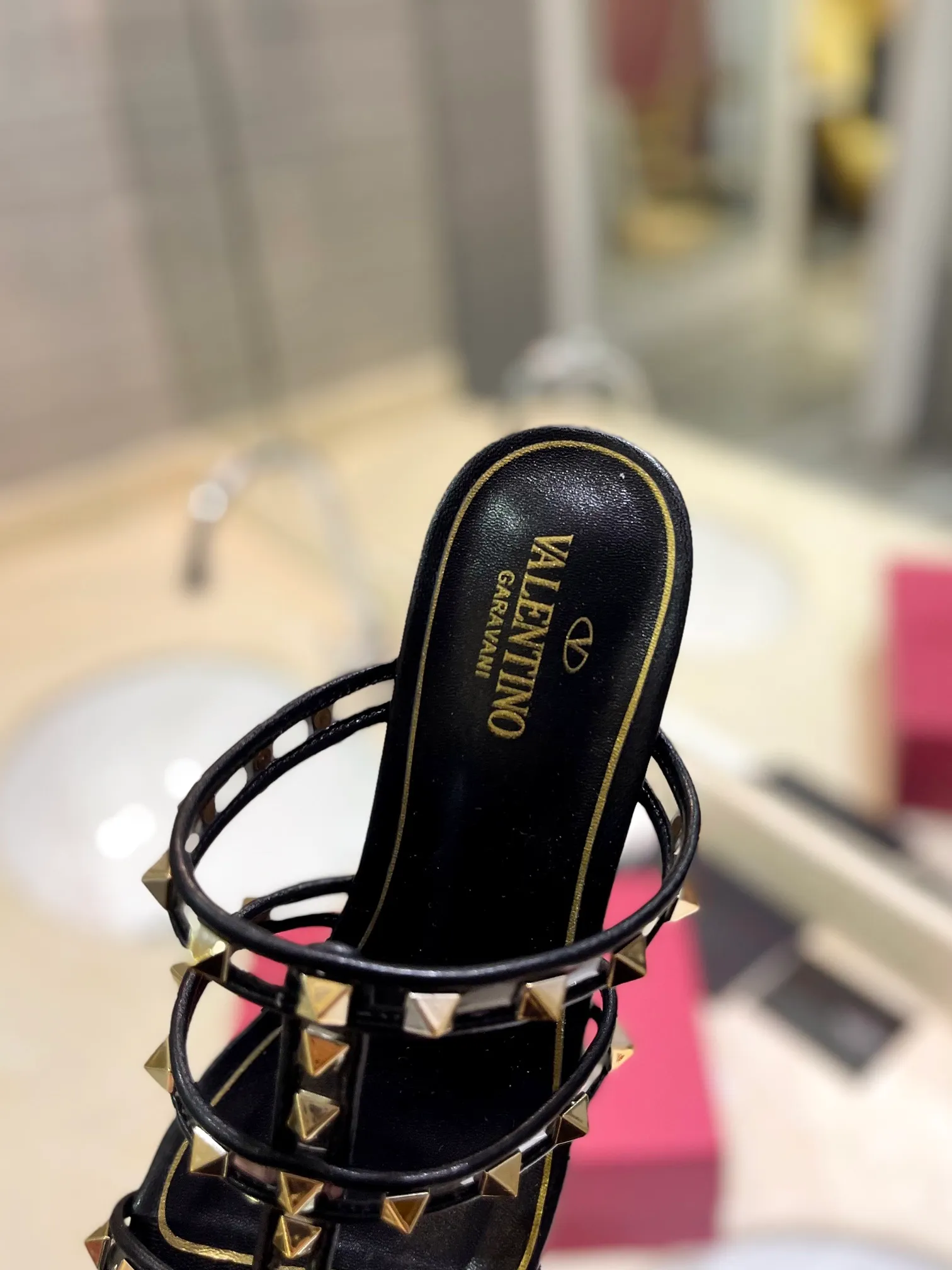 👟👟Ex-factory price 500👟👟 𝑉𝐴𝐿𝐸𝑁𝑇𝐼𝑁𝑂 Valentino ♡ͥ | ²º²⁴💫Purchasing agent level🔍Same color The classic king-shaped slippers with crystal heels are also so beautiful The particularly high-quality hardware brings out a full sense of high-end. After putting it on your feet, you will be stunned and look super slim! The new season lives up to expectations! Worth buying ★Imported cowhide is absolutely high-grade ❥Original method is absolutely sensual ❥Elegant style creates a different feeling🙈 Simple temperament style!  ♡ show bdetails ———————————— ⊿▸: Size｜35-40 (customized at 40.41.42) ⊿▸: Material｜Imported sheepskin + Pvc ⊿▸: Material | Padded sheepskin ⊿▸: Material | Italian🇮🇹 genuine leather outsole ⊿▸: Heel height｜6cm